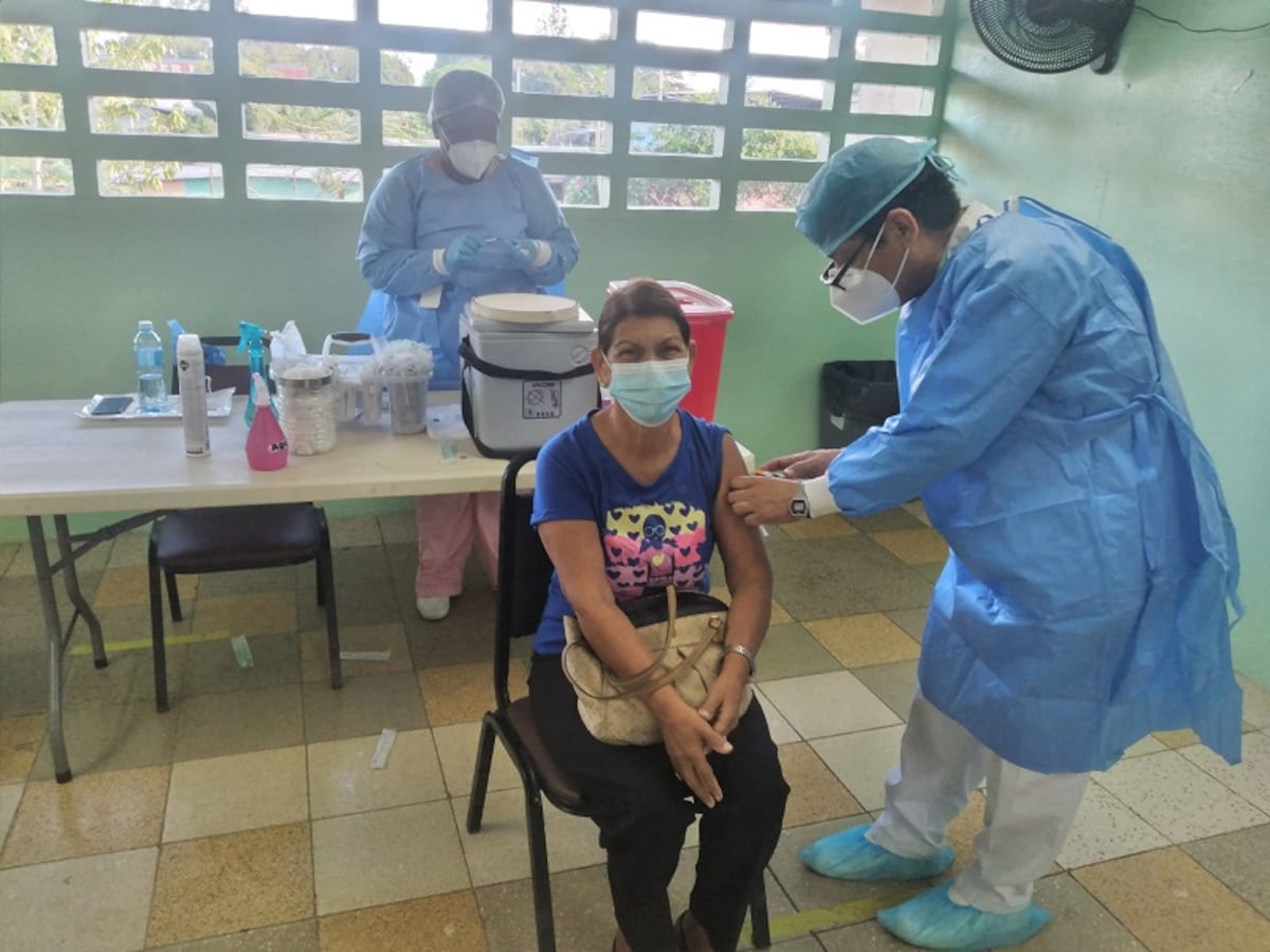 Vacunación COVID-19 - Centro de Salud de la Pintada- Materno Infantil